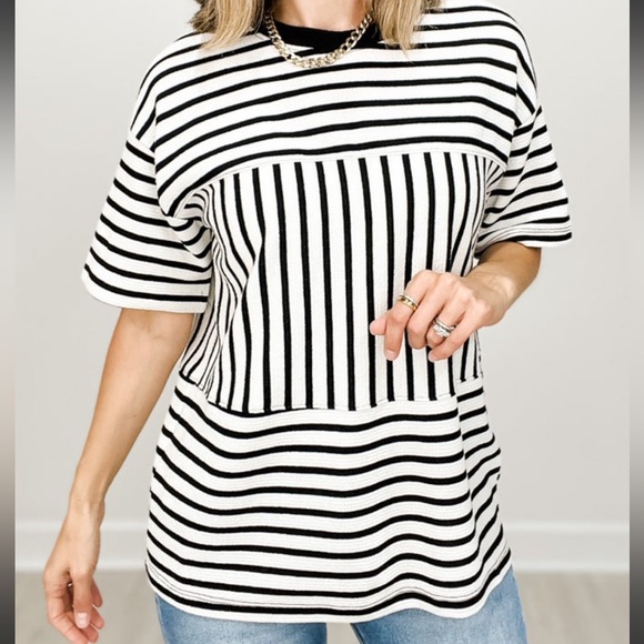 Tres Bien Tops - NEW Short Sleeve Round Neck Striped
Cloudy Knit Top M Ivory/Black